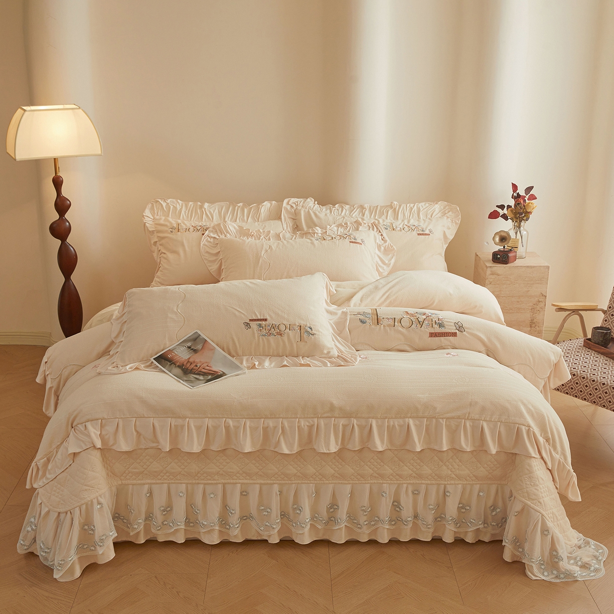 91家纺网 家纺一手货源 找家纺 宜凡家纺 2025新款A类棉绒刺绣花夹棉床盖四件套--梦回罗马 梦回罗马 奶白