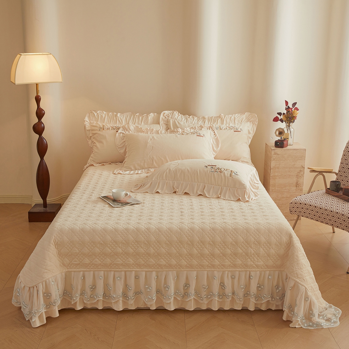 91家纺网 家纺一手货源 找家纺 宜凡家纺 2025新款A类棉绒刺绣花夹棉床盖四件套--梦回罗马 梦回罗马 奶白