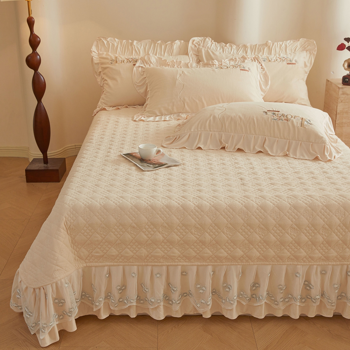 91家纺网 家纺一手货源 找家纺 宜凡家纺 2025新款A类棉绒刺绣花夹棉床盖四件套--梦回罗马 梦回罗马 奶白