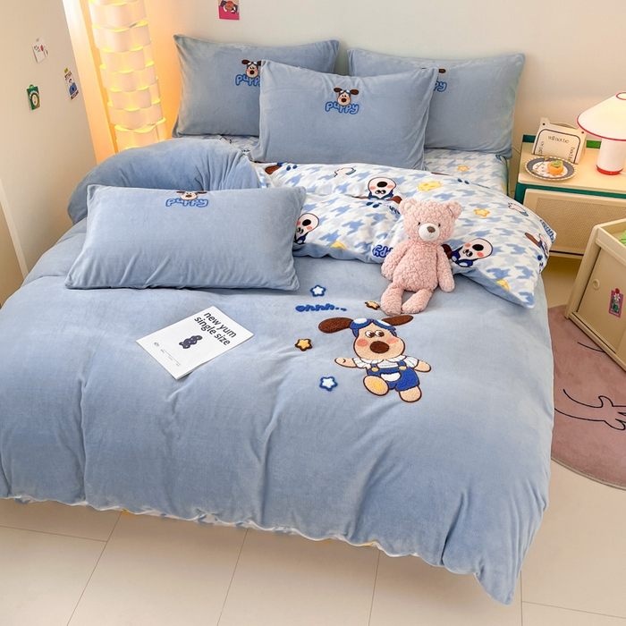 91家纺网 家纺一手货源 找家纺 寐居家纺 2025新款牛奶绒大版毛巾绣床单款四件套 嗨皮小狗