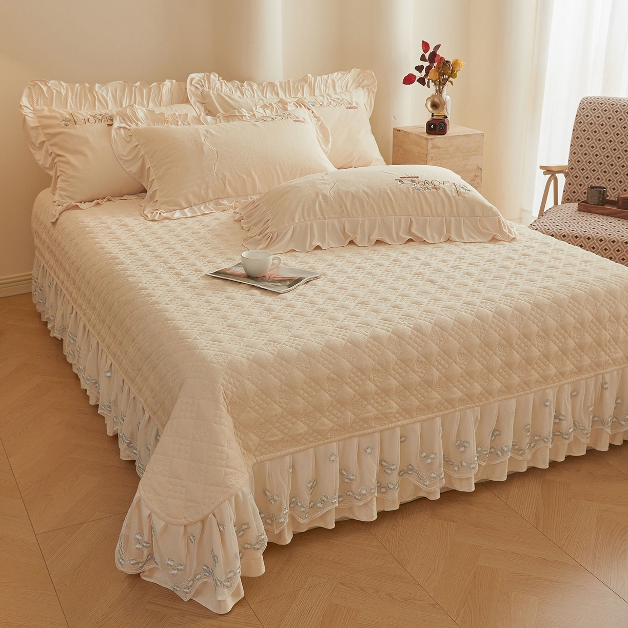 91家纺网 家纺一手货源 找家纺 宜凡家纺 2025新款A类棉绒刺绣花夹棉床盖四件套--梦回罗马 梦回罗马 奶白