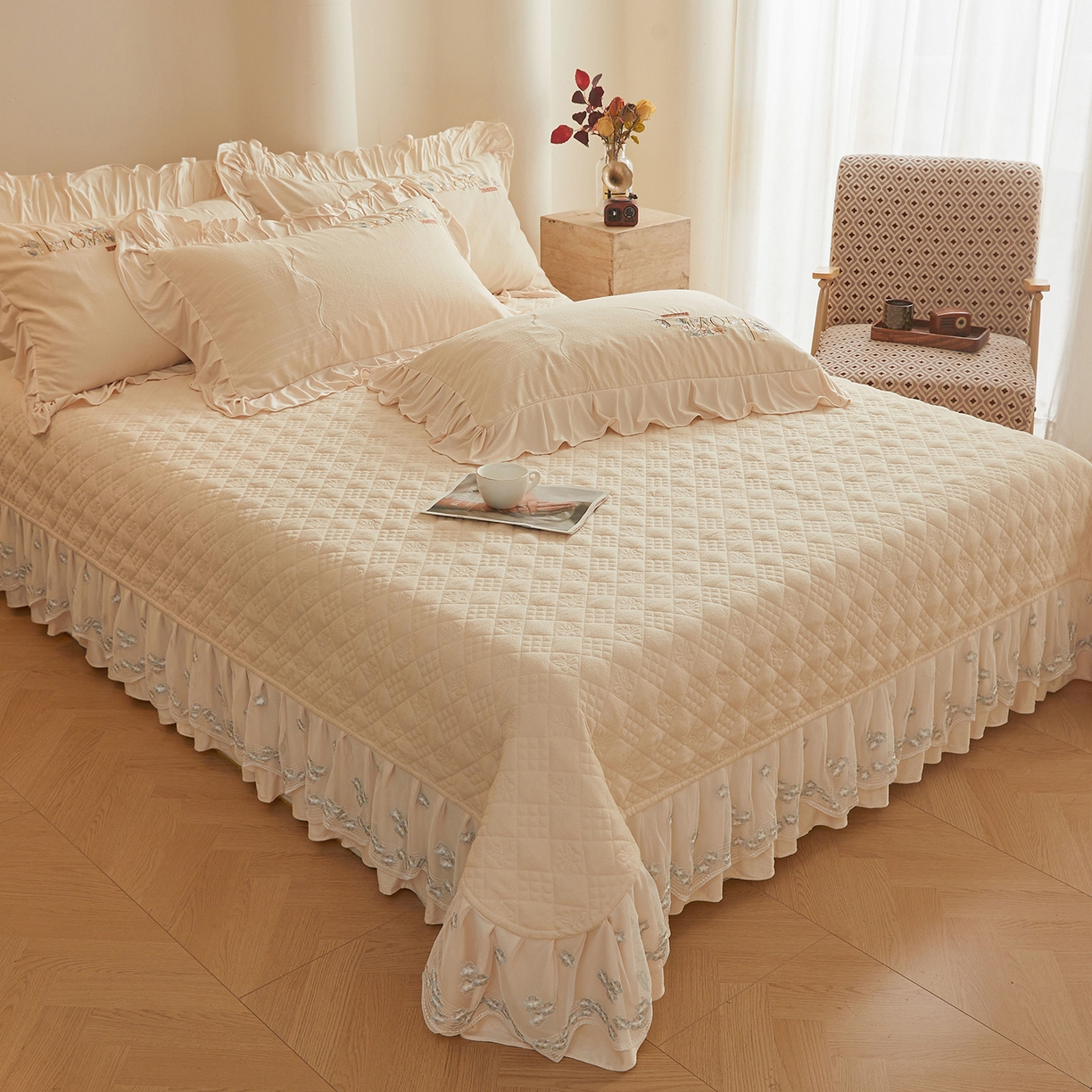 91家纺网 家纺一手货源 找家纺 宜凡家纺 2025新款A类棉绒刺绣花夹棉床盖四件套--梦回罗马 梦回罗马 奶白