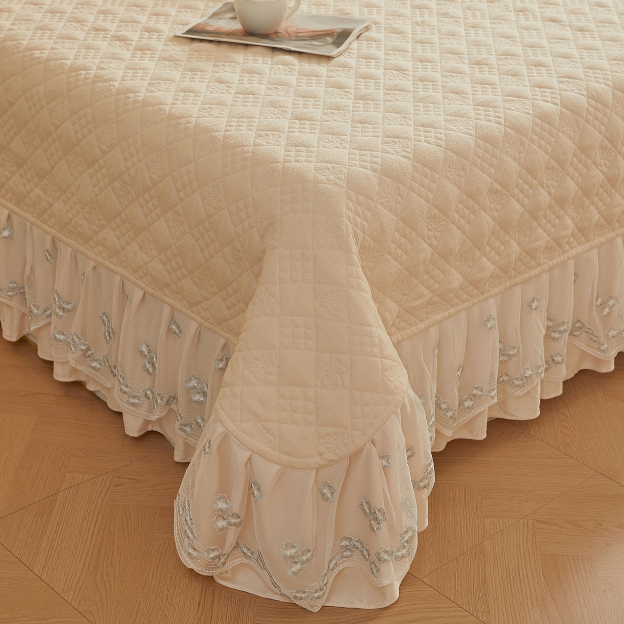 91家纺网 家纺一手货源 找家纺 宜凡家纺 2025新款A类棉绒刺绣花夹棉床盖四件套--梦回罗马 梦回罗马 奶白