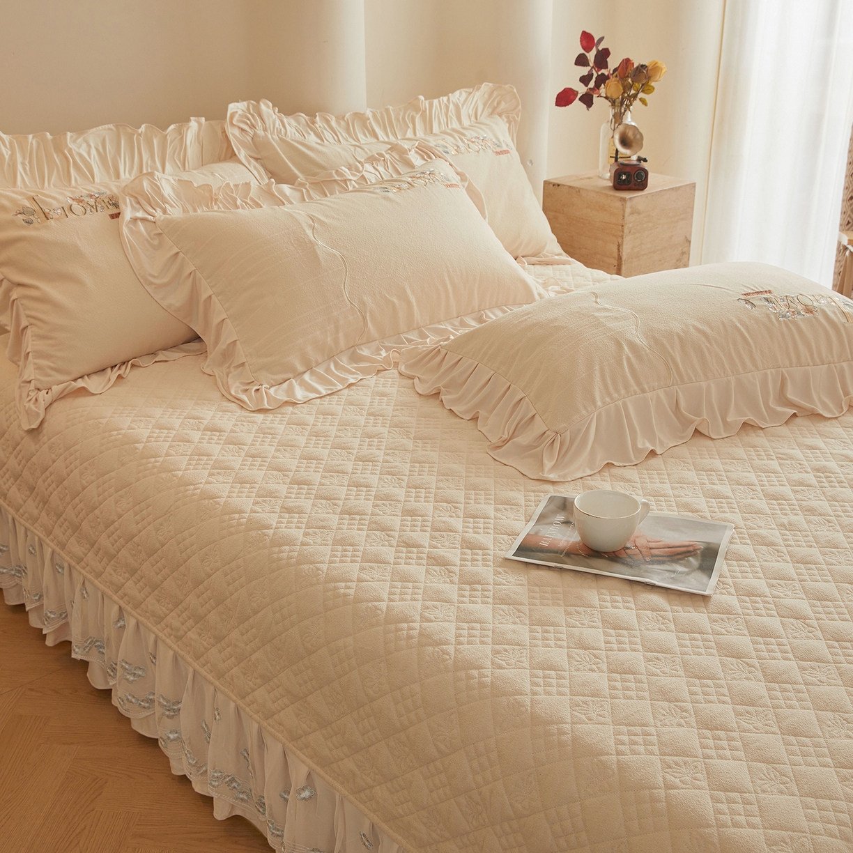 91家纺网 家纺一手货源 找家纺 宜凡家纺 2025新款A类棉绒刺绣花夹棉床盖四件套--梦回罗马 梦回罗马 奶白