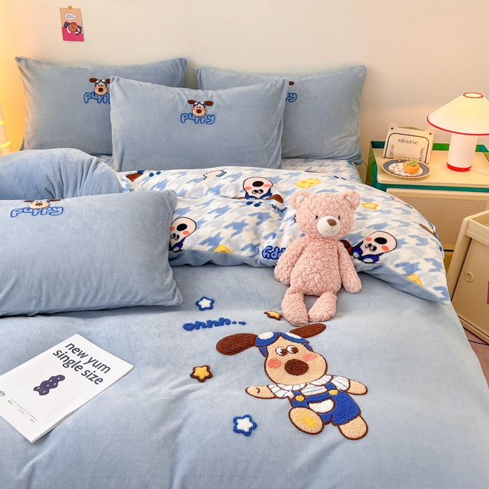 91家纺网 家纺一手货源 找家纺 寐居家纺 2025新款牛奶绒大版毛巾绣床单款四件套 嗨皮小狗