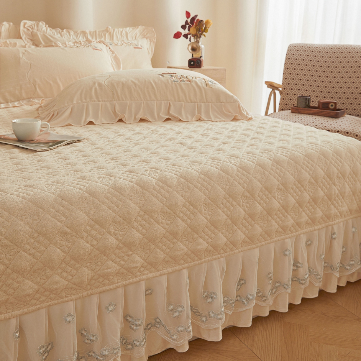 91家纺网 家纺一手货源 找家纺 宜凡家纺 2025新款A类棉绒刺绣花夹棉床盖四件套--梦回罗马 梦回罗马 奶白