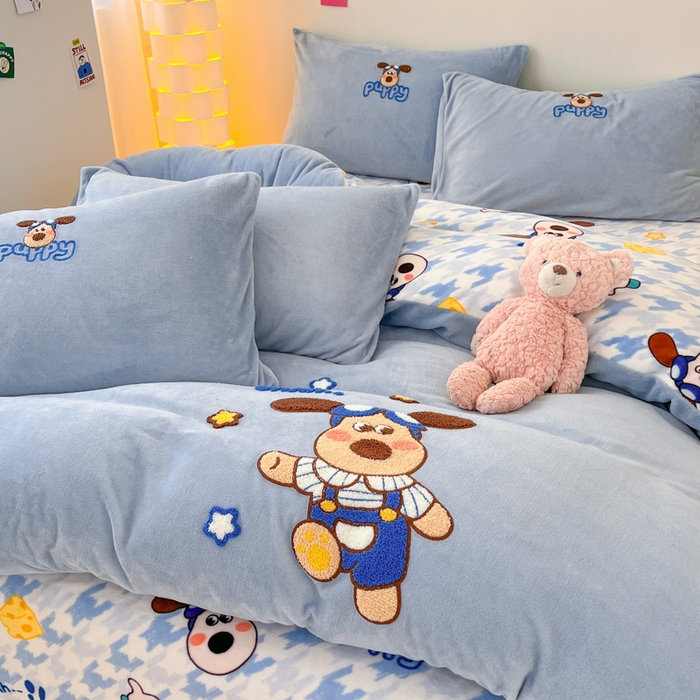 91家纺网 家纺一手货源 找家纺 寐居家纺 2025新款牛奶绒大版毛巾绣床单款四件套 嗨皮小狗