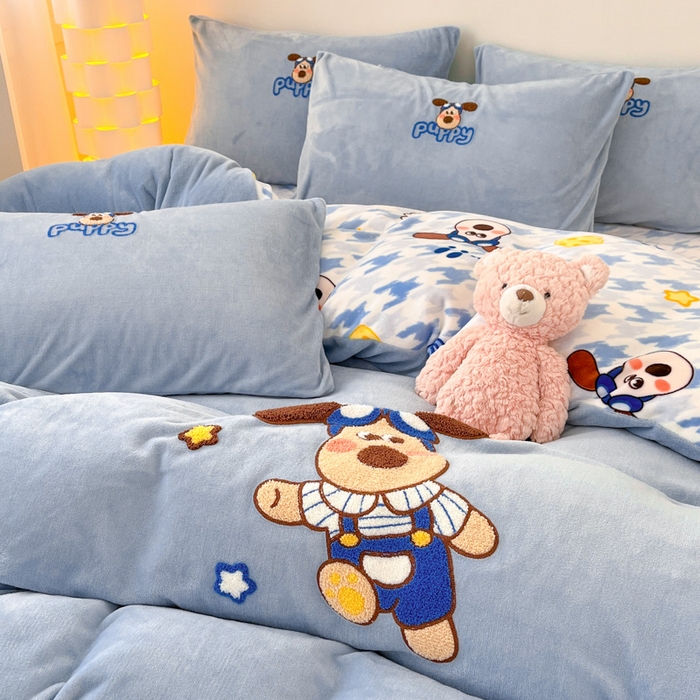 91家纺网 家纺一手货源 找家纺 寐居家纺 2025新款牛奶绒大版毛巾绣床单款四件套 嗨皮小狗