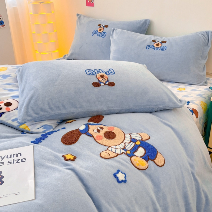 91家纺网 家纺一手货源 找家纺 寐居家纺 2025新款牛奶绒大版毛巾绣床单款四件套 嗨皮小狗