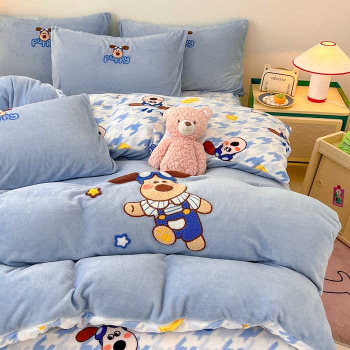 91家纺网 家纺一手货源 找家纺 寐居家纺 2025新款牛奶绒大版毛巾绣床单款四件套 嗨皮小狗