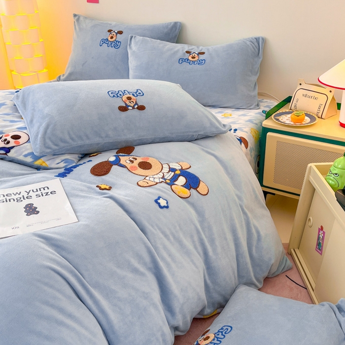 91家纺网 家纺一手货源 找家纺 寐居家纺 2025新款牛奶绒大版毛巾绣床单款四件套 嗨皮小狗