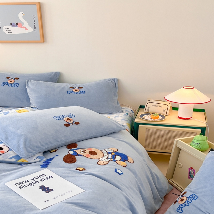 91家纺网 家纺一手货源 找家纺 寐居家纺 2025新款牛奶绒大版毛巾绣床单款四件套 嗨皮小狗