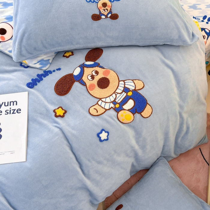 91家纺网 家纺一手货源 找家纺 寐居家纺 2025新款牛奶绒大版毛巾绣床单款四件套 嗨皮小狗