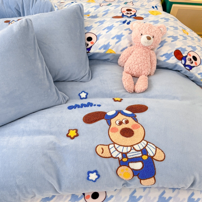 91家纺网 家纺一手货源 找家纺 寐居家纺 2025新款牛奶绒大版毛巾绣床单款四件套 嗨皮小狗