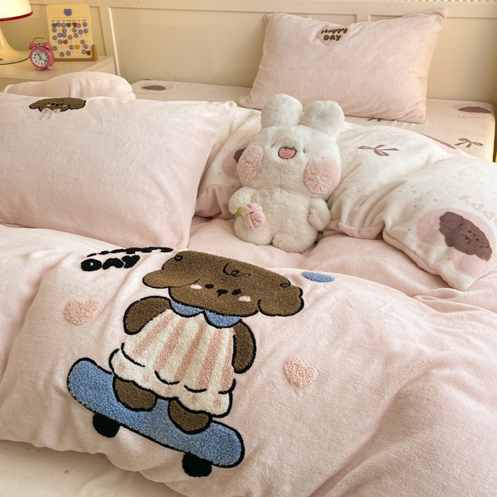 91家纺网 家纺一手货源 找家纺 寐居家纺 2025新款牛奶绒大版毛巾绣床单款四件套 滑板狗狗