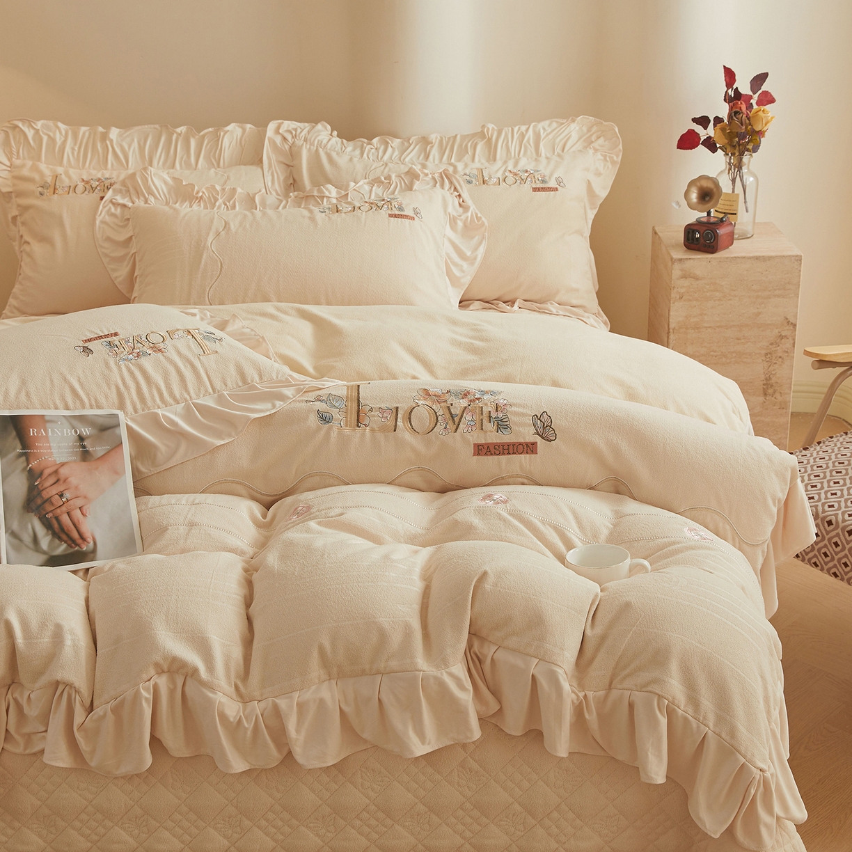 91家纺网 家纺一手货源 找家纺 宜凡家纺 2025新款A类棉绒刺绣花夹棉床盖四件套--梦回罗马 梦回罗马 奶白