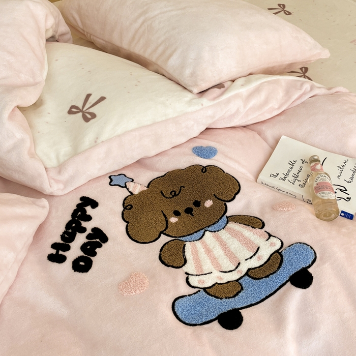 91家纺网 家纺一手货源 找家纺 寐居家纺 2025新款牛奶绒大版毛巾绣床单款四件套 滑板狗狗