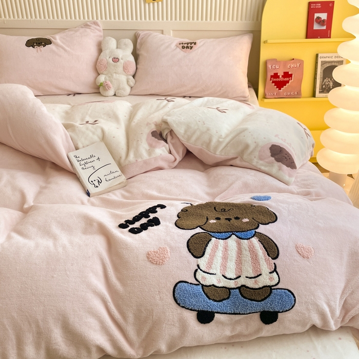 91家纺网 家纺一手货源 找家纺 寐居家纺 2025新款牛奶绒大版毛巾绣床单款四件套 滑板狗狗