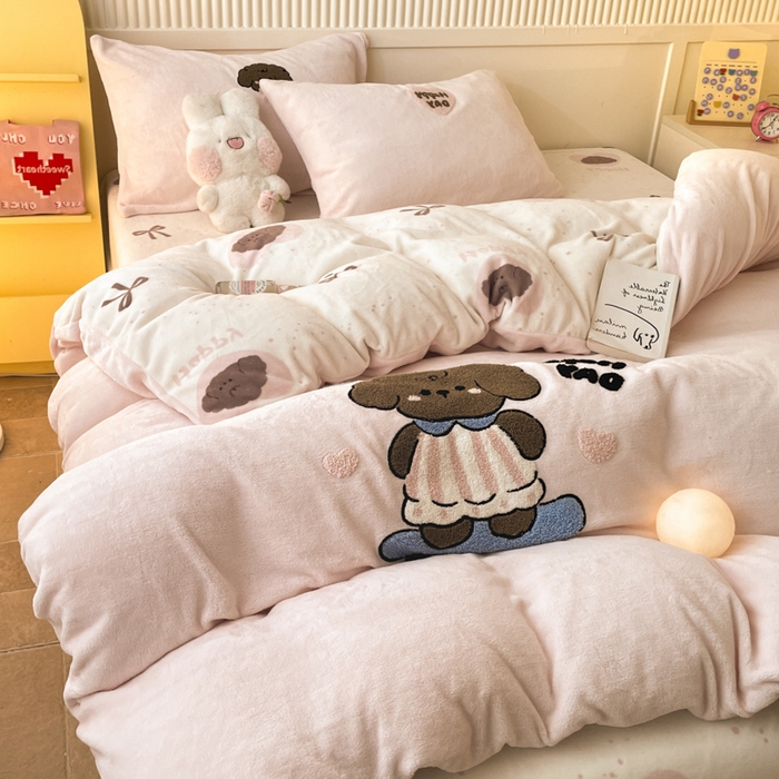 91家纺网 家纺一手货源 找家纺 寐居家纺 2025新款牛奶绒大版毛巾绣床单款四件套 滑板狗狗