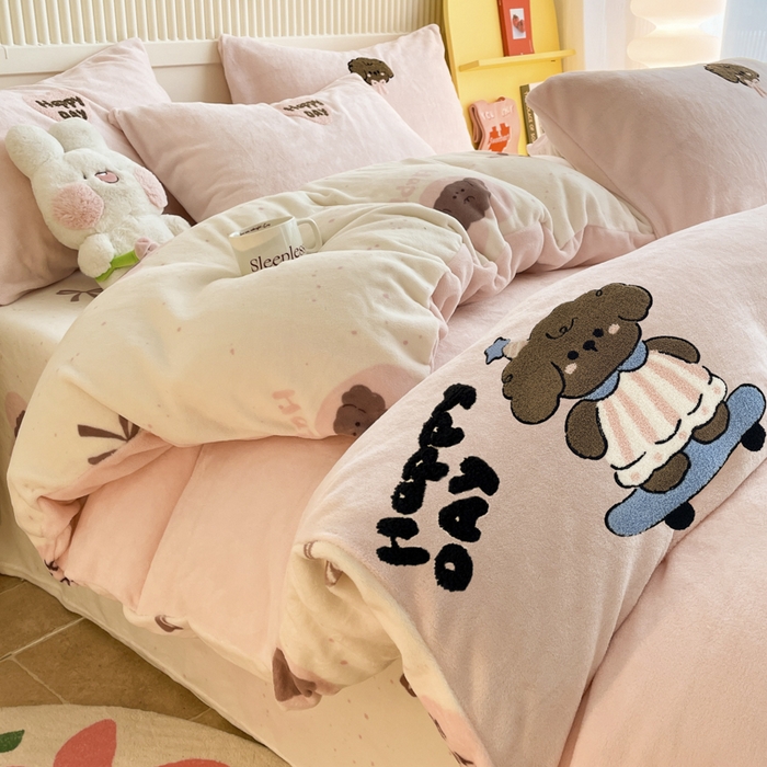 91家纺网 家纺一手货源 找家纺 寐居家纺 2025新款牛奶绒大版毛巾绣床单款四件套 滑板狗狗