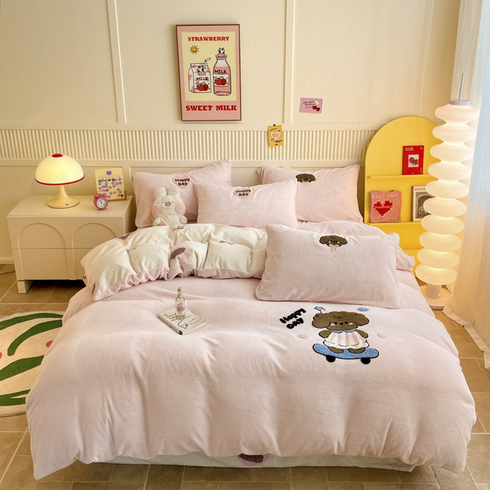 91家纺网 家纺一手货源 找家纺 寐居家纺 2025新款牛奶绒大版毛巾绣床单款四件套 滑板狗狗