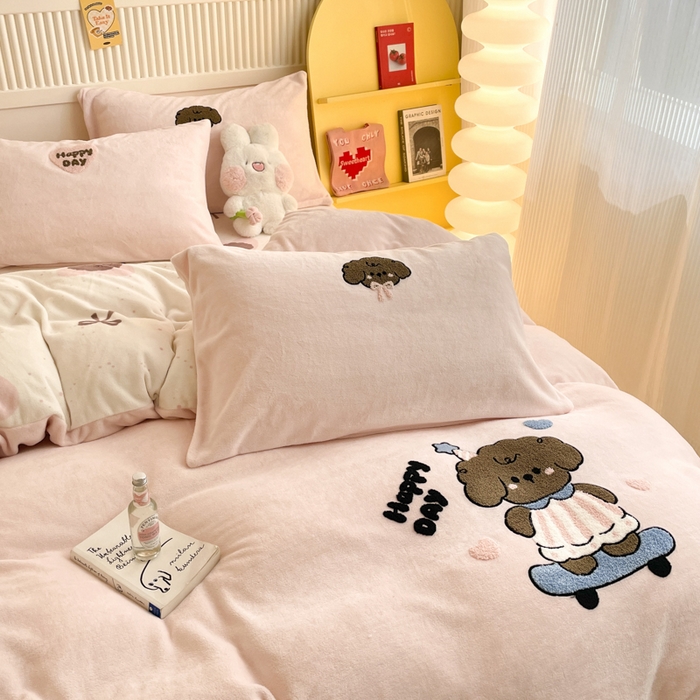 91家纺网 家纺一手货源 找家纺 寐居家纺 2025新款牛奶绒大版毛巾绣床单款四件套 滑板狗狗