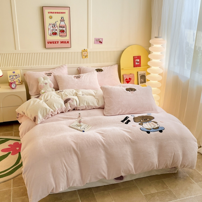 91家纺网 家纺一手货源 找家纺 寐居家纺 2025新款牛奶绒大版毛巾绣床单款四件套 滑板狗狗