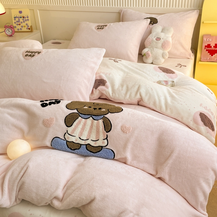 91家纺网 家纺一手货源 找家纺 寐居家纺 2025新款牛奶绒大版毛巾绣床单款四件套 滑板狗狗