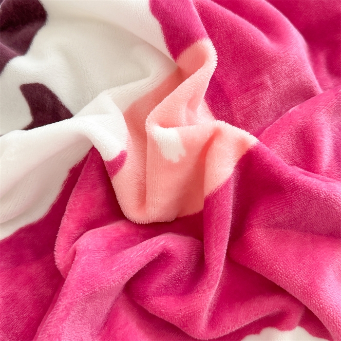 91家纺网 家纺一手货源 找家纺 慕晨 2025新款卡通可爱大版印花牛奶绒加厚保暖小清新四件套直播 草莓熊