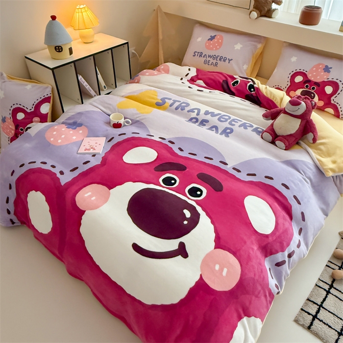 91家纺网 家纺一手货源 找家纺 慕晨 2025新款卡通可爱大版印花牛奶绒加厚保暖小清新四件套直播 草莓熊