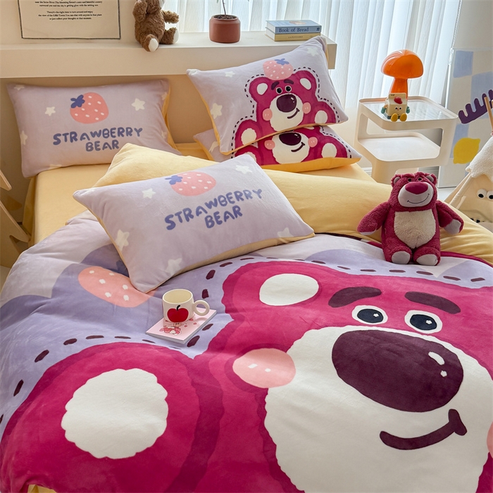 91家纺网 家纺一手货源 找家纺 慕晨 2025新款卡通可爱大版印花牛奶绒加厚保暖小清新四件套直播 草莓熊