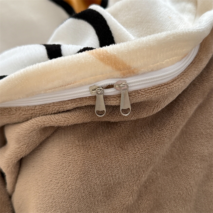 91家纺网 家纺一手货源 找家纺 慕晨 2025新款卡通可爱大版印花牛奶绒加厚保暖小清新四件套直播 敬礼狗狗