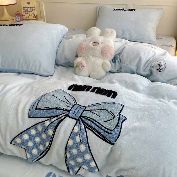 91家纺网 家纺一手货源 找家纺 寐居家纺 2025新款牛奶绒大版毛巾绣床单款四件套 蓝色蝴蝶结