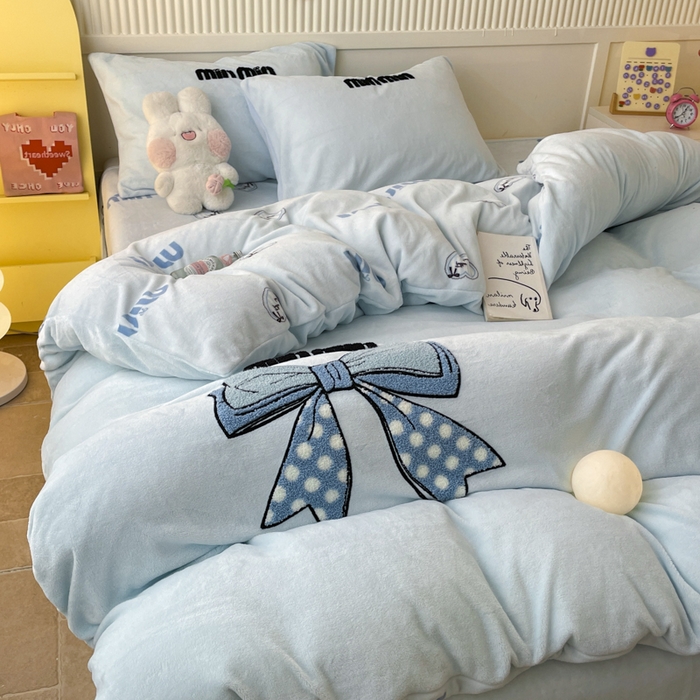 91家纺网 家纺一手货源 找家纺 寐居家纺 2025新款牛奶绒大版毛巾绣床单款四件套 蓝色蝴蝶结