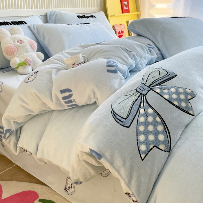 91家纺网 家纺一手货源 找家纺 寐居家纺 2025新款牛奶绒大版毛巾绣床单款四件套 蓝色蝴蝶结