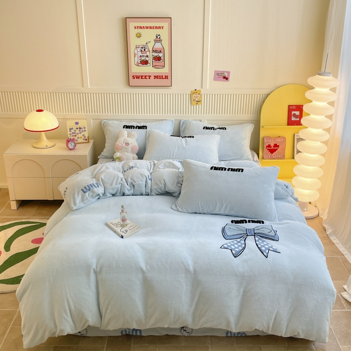 91家纺网 家纺一手货源 找家纺 寐居家纺 2025新款牛奶绒大版毛巾绣床单款四件套 蓝色蝴蝶结