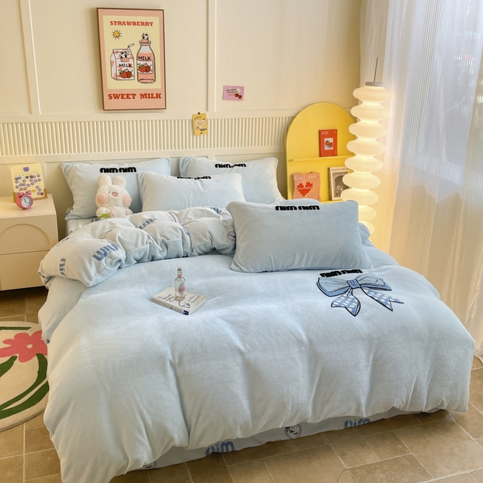 91家纺网 家纺一手货源 找家纺 寐居家纺 2025新款牛奶绒大版毛巾绣床单款四件套 蓝色蝴蝶结