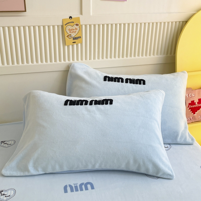 91家纺网 家纺一手货源 找家纺 寐居家纺 2025新款牛奶绒大版毛巾绣床单款四件套 蓝色蝴蝶结