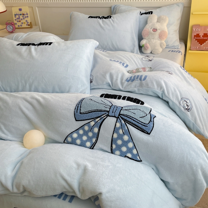91家纺网 家纺一手货源 找家纺 寐居家纺 2025新款牛奶绒大版毛巾绣床单款四件套 蓝色蝴蝶结