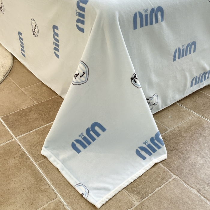 91家纺网 家纺一手货源 找家纺 寐居家纺 2025新款牛奶绒大版毛巾绣床单款四件套 蓝色蝴蝶结