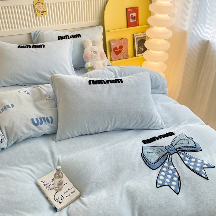 91家纺网 家纺一手货源 找家纺 寐居家纺 2025新款牛奶绒大版毛巾绣床单款四件套 蓝色蝴蝶结