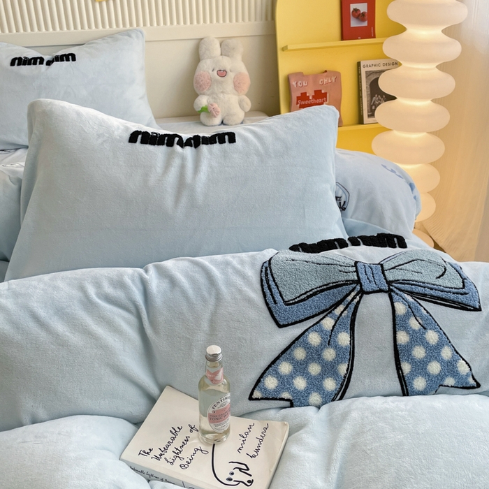 91家纺网 家纺一手货源 找家纺 寐居家纺 2025新款牛奶绒大版毛巾绣床单款四件套 蓝色蝴蝶结