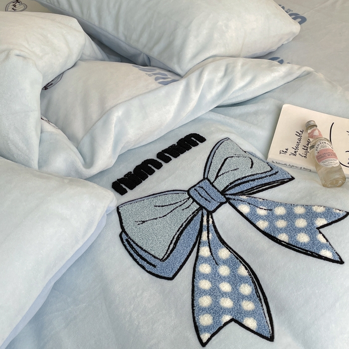 91家纺网 家纺一手货源 找家纺 寐居家纺 2025新款牛奶绒大版毛巾绣床单款四件套 蓝色蝴蝶结