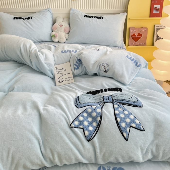 91家纺网 家纺一手货源 找家纺 寐居家纺 2025新款牛奶绒大版毛巾绣床单款四件套 蓝色蝴蝶结