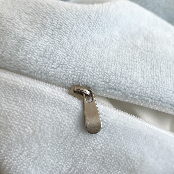 91家纺网 家纺一手货源 找家纺 寐居家纺 2025新款牛奶绒大版毛巾绣床单款四件套 蓝色蝴蝶结