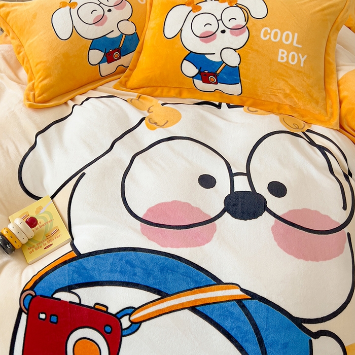 91家纺网 家纺一手货源 找家纺 慕晨 2025新款卡通可爱大版印花牛奶绒加厚保暖小清新四件套直播 眼镜小崽