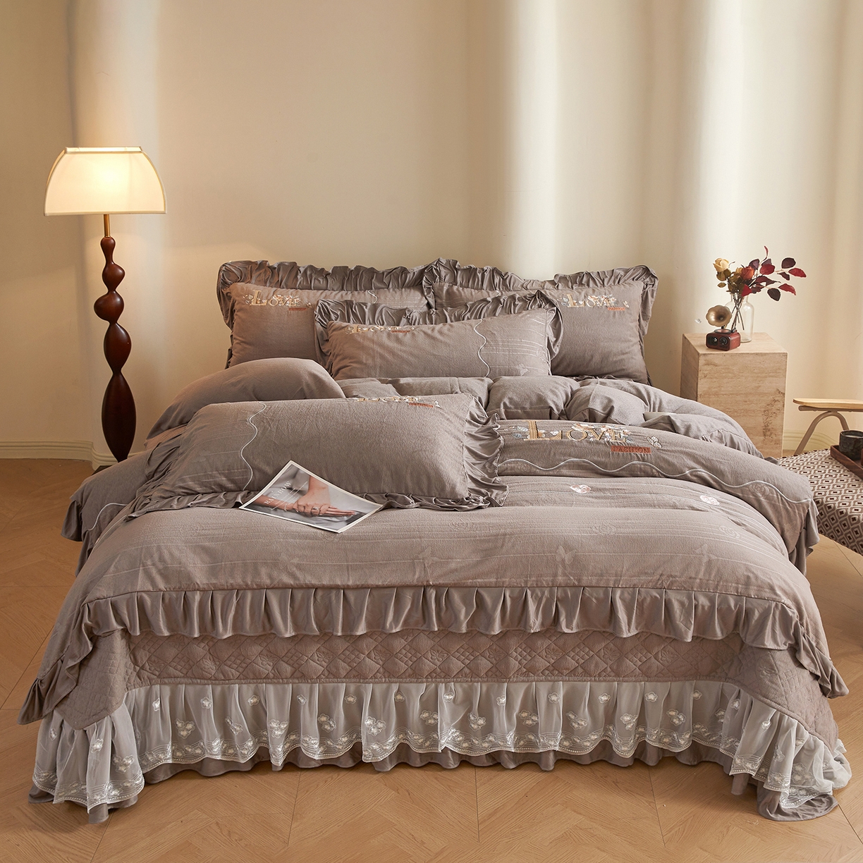 91家纺网 家纺一手货源 找家纺 宜凡家纺 2025新款A类棉绒刺绣花夹棉床盖四件套--梦回罗马 梦回罗马 烟灰