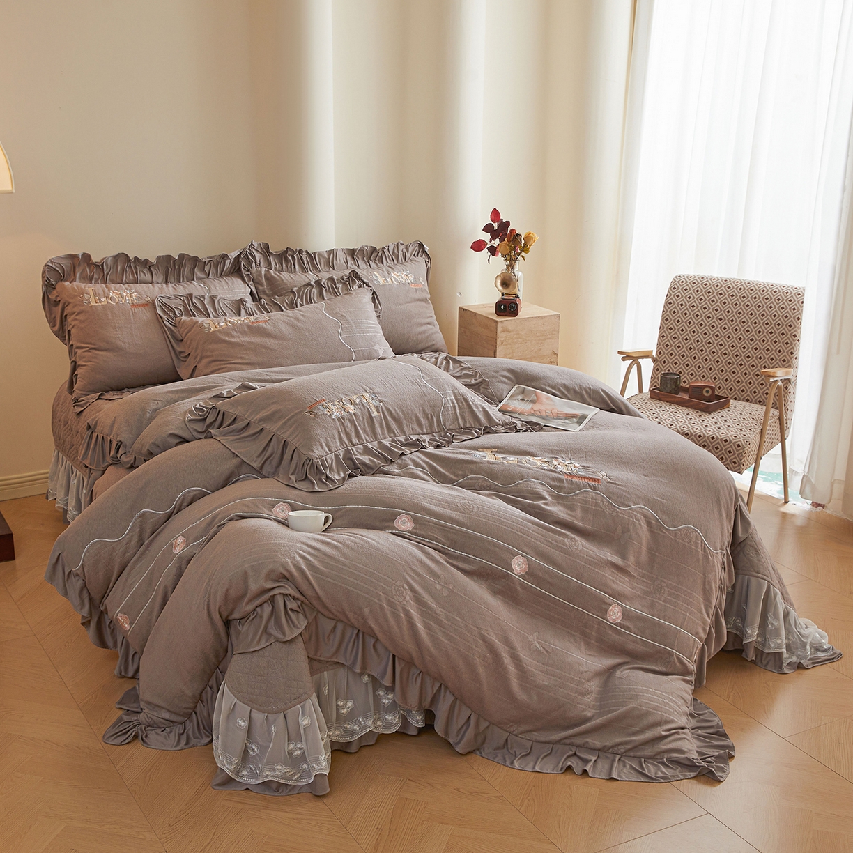91家纺网 家纺一手货源 找家纺 宜凡家纺 2025新款A类棉绒刺绣花夹棉床盖四件套--梦回罗马 梦回罗马 烟灰
