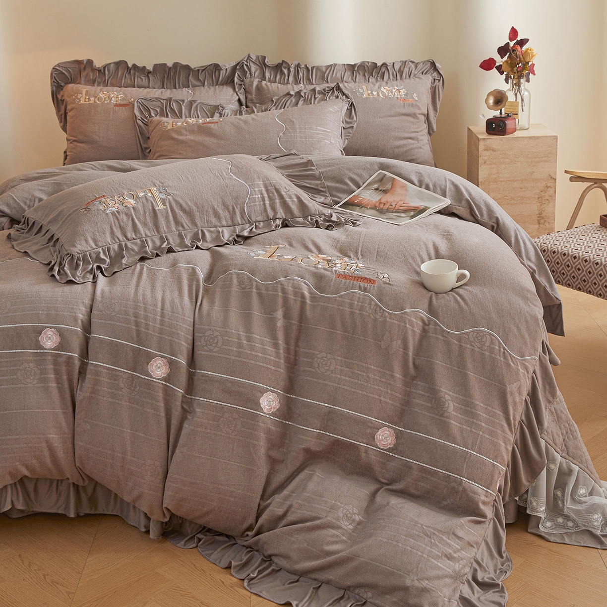 91家纺网 家纺一手货源 找家纺 宜凡家纺 2025新款A类棉绒刺绣花夹棉床盖四件套--梦回罗马 梦回罗马 烟灰