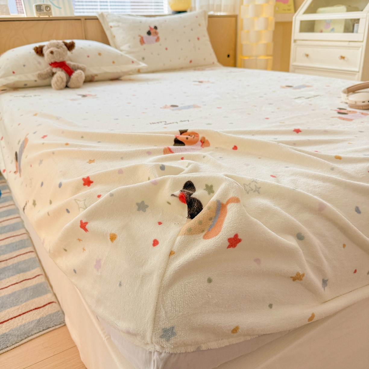 91家纺网 家纺一手货源 找家纺 名兮家居 2025新款高克重印花牛奶绒单床笠床笠单件 星星狗